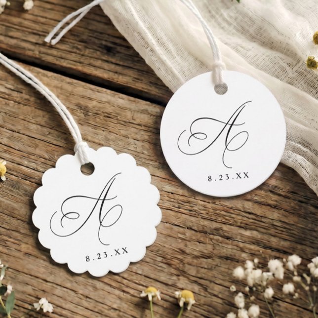 Étiquettes Cadeau Calligraphie Élégante Monogramme Initiale A Mariag (Elegant scalloped wedding favor tag with calligraphy monogram initial A and wedding date.)