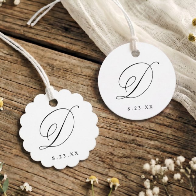 Étiquettes Cadeau Calligraphie Élégante Monogramme Initiale D Mariag (Elegant round and scalloped wedding favor tags with calligraphy monogram initial D.)