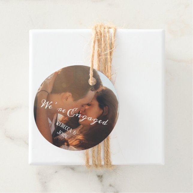 Étiquettes Cadeau Calligraphie moderne Photo Fiançailles personnalis (En situation)