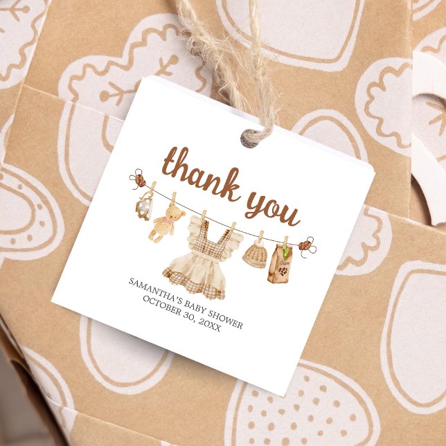 Étiquettes Cadeau Carré de Baby shower de café de brasserie (Coffee Little Bean Clothesline Baby Shower Square Favor Tags)