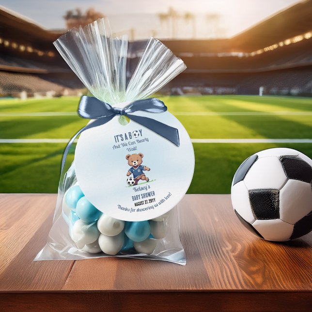 Étiquettes Cadeau C'est un garçon Bearly Wait Soccer Player Baby sho (Cute Blue "It's A Boy and We Can Bearly Wait!" Teddy Bear Soccer Player Boy Baby Shower Favor Tags)