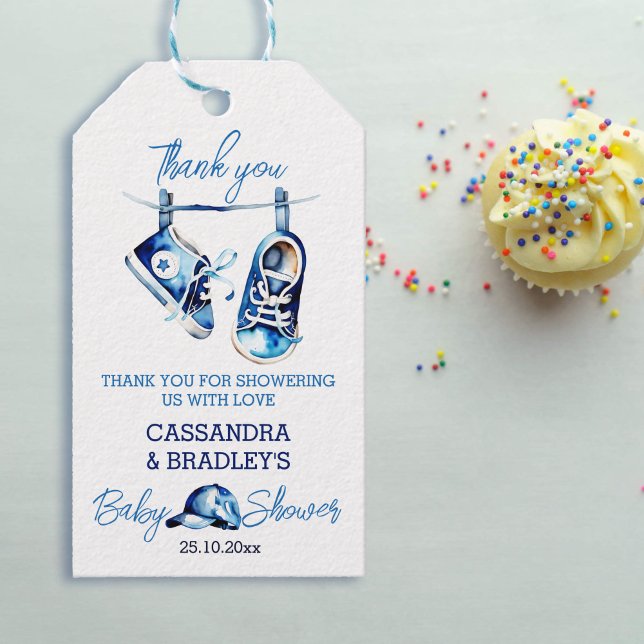 Étiquettes-cadeau C'est un garçon de chaussures bleu bébé, merci de  (It's a boy baby shower favor thank you gift tags cute baby sneakers hanging on a line sports cap)