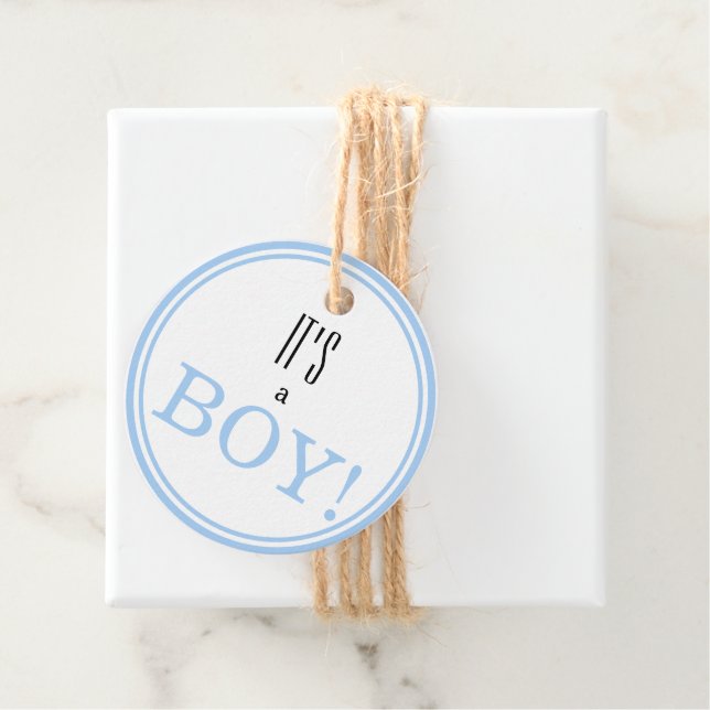 Étiquettes Cadeau C'est un garçon ! Faire-part Bébé bleu moderne (En situation)
