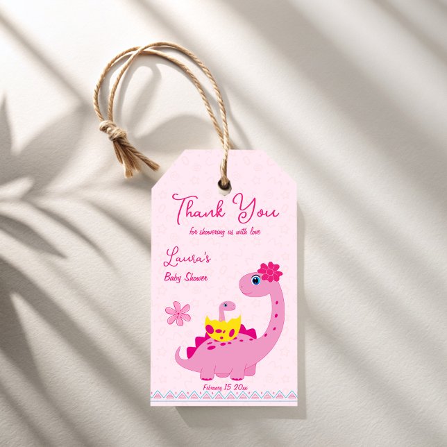 Étiquettes-cadeau C'est une fille qui couve bientôt le baby shower d (It's a girl hatching soon dinosaur mom baby shower gift tags)