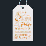 Étiquettes-cadeau Cette épouse est une fille de spectacle Week-end d<br><div class="desc">Faites monter l'éclat et préparez-vous pour une soirée inoubliable dans le style authentique de Vegas ! Cette étiquette de cadeau de cocktail ludique et illustrée à la main présente une palette de couleurs audacieuses orange et bleu sarcelle, mêlant l'élégance rétro des showgirls à des gribouillis fantaisistes inspirés des casinos de...</div>