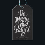 Étiquettes-cadeau Chalkboard Be Joyeux and Bright Letters Christmas<br><div class="desc">Soyez joyeux et lumineux. Balise cadeau de vacances personnalisable avec un script écrit à la main avec un arrière - plan faux tableau. Personnalisez en ajoutant des noms et des messages. Ce tag cadeau de Noël de calligraphie moderne et rustique est disponible dans une variété d'arrière - plans.</div>