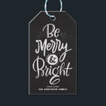 Étiquettes-cadeau Chalkboard Be Joyeux and Bright Letters Christmas<br><div class="desc">Soyez joyeux et lumineux. Balise cadeau de vacances personnalisable avec un script écrit à la main avec un arrière - plan faux tableau. Personnalisez en ajoutant des noms et des messages. Ce tag cadeau de Noël de calligraphie moderne et rustique est disponible dans une variété d'arrière - plans.</div>