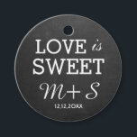 Étiquettes Cadeau Chalkboard Love Is Sweet Mariage Monogramme<br><div class="desc">L'amour est un stickers de faveur doux parfait pour vos faveurs de mariage. Personnalisez les autocollants rustiques de tableau avec les noms des mariés et des mariés et la date du mariage.</div>