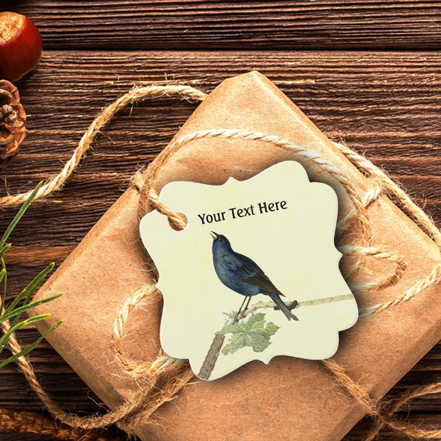 Étiquettes Cadeau Chant Blackbird sur Branche Caterpillar sur Jaune (Singing blackbird on branch with caterpillar hanging favor tag.)