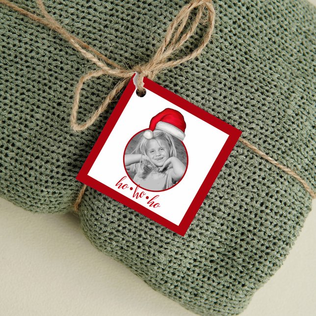 Étiquettes Cadeau Chapeau de Père Noël peint en rouge capricieux (Personalized Christmas gift tag with photo and Santa hat design tied to wrapped holiday gift.)