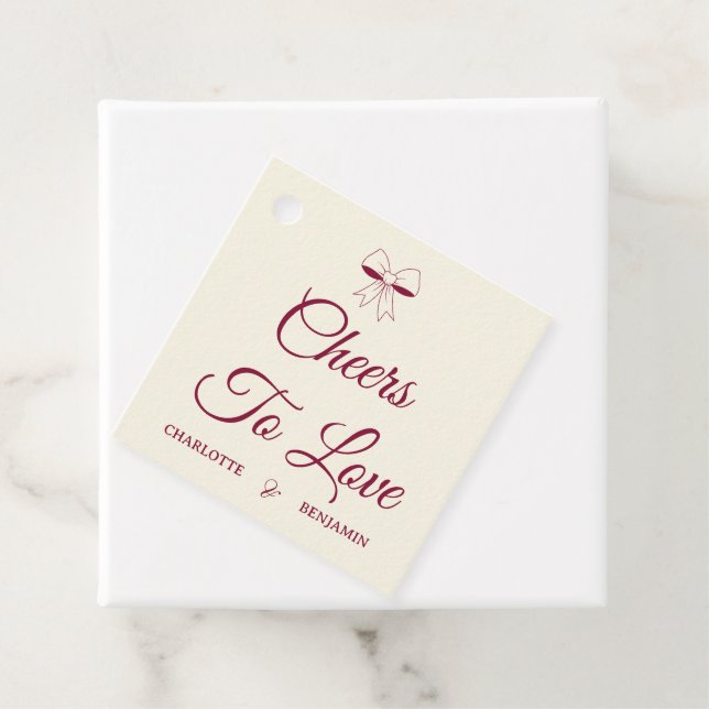 Étiquettes Cadeau Cheers To Love Burgundy Script Ivory Bow Wedding (En situation)