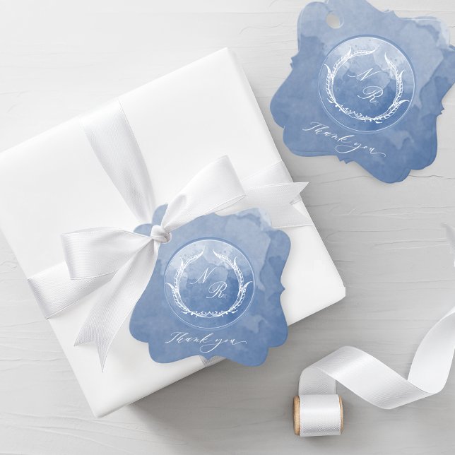 Étiquettes Cadeau Chic Dusty Blue Aquarelle Script Monogramme Mariag (Créateur téléchargé)