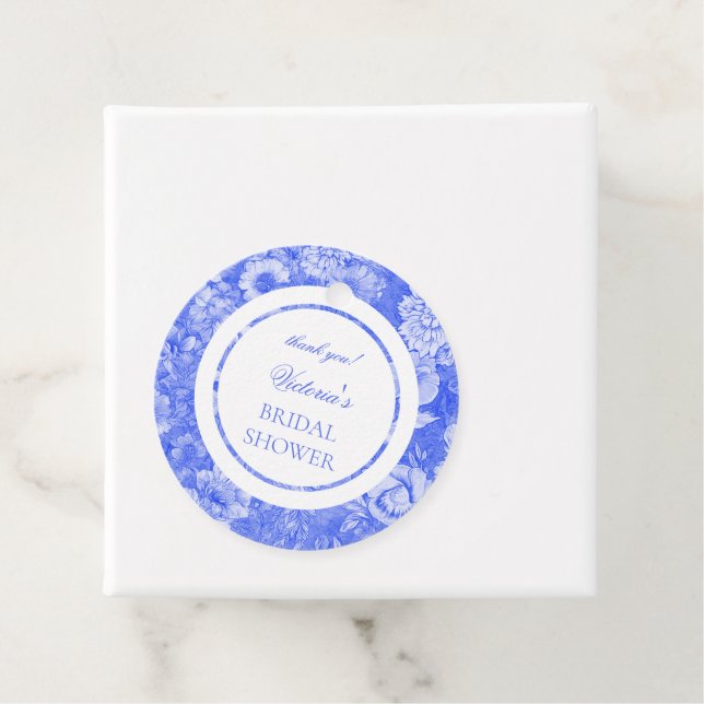 Étiquettes Cadeau Chinoiserie Bleu Blanc Shower de Mariée  (En situation)