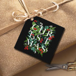 Étiquettes Cadeau CHRISTMAS Greenery Berries Holiday Black<br><div class="desc">Le mot CHRISTMAS se trouve parmi les feuilles et les baies sur un arrière - plan noir (ou toute couleur) sur ces étiquettes de faveur de parti carré. CORRESPONDRE des articles dans notre magasin.</div>
