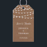 Étiquettes-cadeau Collection de Mariages Rustic Kraft<br><div class="desc">Simple mais élégant, les lampes à cordes de la collection rustique Kraft mariage est un design époustouflant avec de belles lumières à cordes blanches suspendues sur un arrière - plan à effet Kraft, qui est parfait pour toute célébration mariage rustique. Ces étiquettes cadeau peuvent être personnalisées pour votre occasion spéciale...</div>