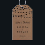 Étiquettes-cadeau Collection de Mariages Rustic Kraft<br><div class="desc">Simple mais élégant, les lampes à cordes de la collection rustique Kraft mariage est un design époustouflant avec de belles lumières à cordes blanches suspendues sur un arrière - plan à effet Kraft, qui est parfait pour toute célébration mariage rustique. Ces étiquettes cadeau peuvent être personnalisées pour votre occasion spéciale...</div>