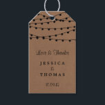 Étiquettes-cadeau Collection de Mariages Rustic Kraft<br><div class="desc">Simple mais élégant, les lampes à cordes de la collection rustique Kraft mariage est un design époustouflant avec de belles lumières à cordes blanches suspendues sur un arrière - plan à effet Kraft, qui est parfait pour toute célébration mariage rustique. Ces étiquettes cadeau peuvent être personnalisées pour votre occasion spéciale...</div>