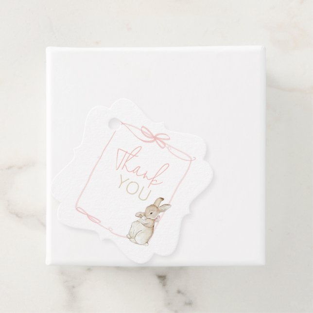 Étiquettes Cadeau Coquette rose Pierre le lapin 1er premier annivers (En situation)