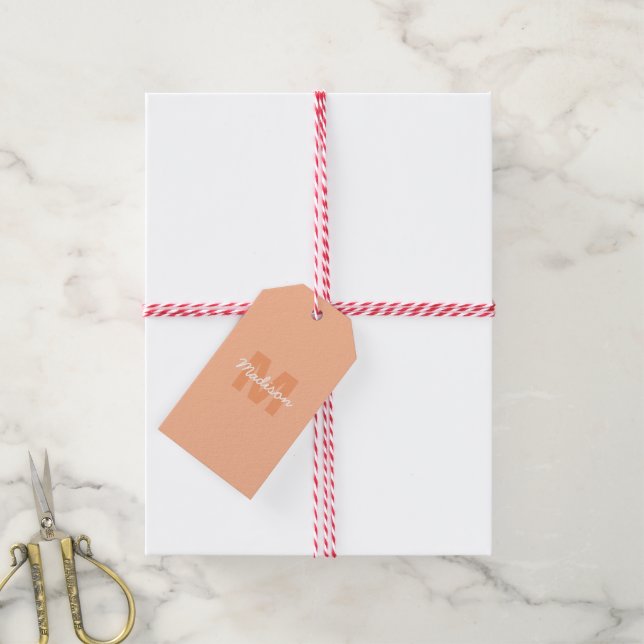 Étiquettes-cadeau Couleur pêche pastel cool avec nom de monogramme p (Avec de la ficelle)