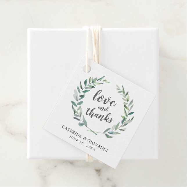 Étiquettes Cadeau Couronne de verdure à monogramme Élégant Mariage (En situation)