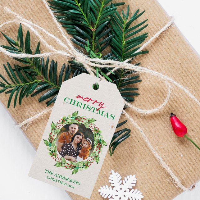 Étiquettes-cadeau Couronne festive personnalisée avec photo et nom d (Green Leaves Foliage Family Photo Merry Christmas Gift Tags)