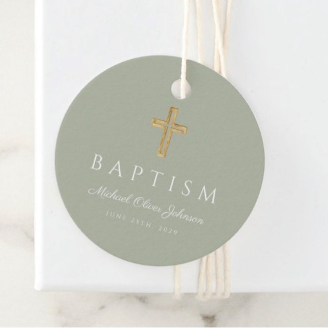 Étiquettes Cadeau Croix religieuse vert sauge moderne écriture baptê (Modern Sage Green Religious Cross Script Baptism Favor Tags)