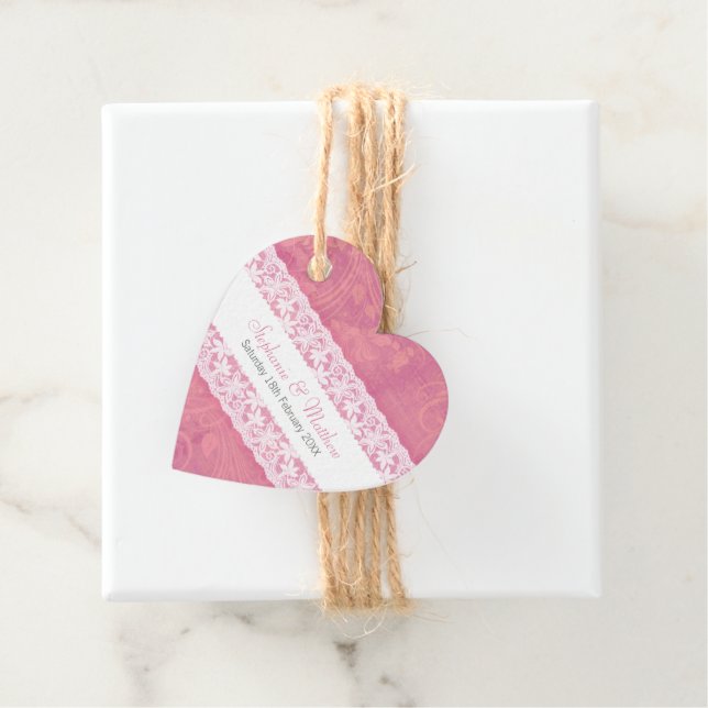 Étiquettes Cadeau Dentelle blanche mariage sur rose saumon (En situation)