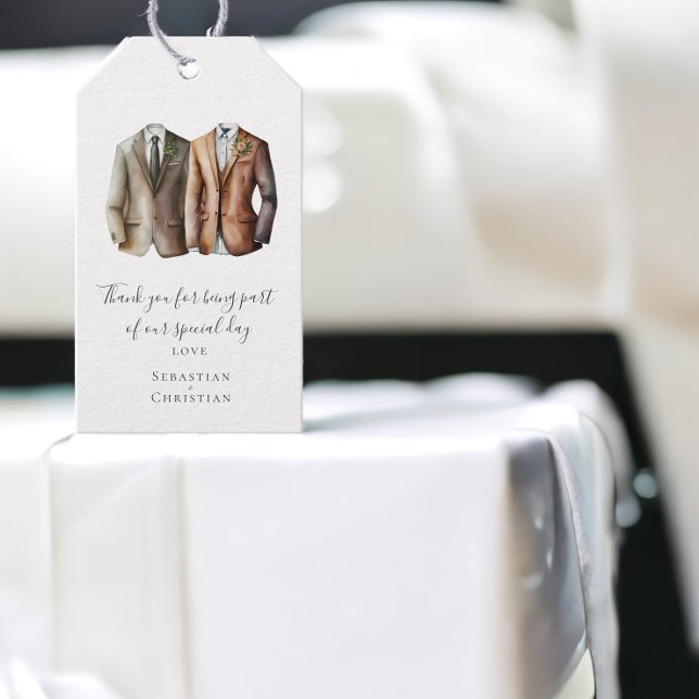 Étiquettes-cadeau Deux pièces en costume Mariage gay personnalisé (Two Grooms in Suits Personalized Gay Wedding Gift Tags from Ricaso)