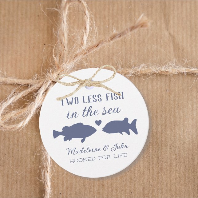 Étiquettes Cadeau Deux Poissons de moins dans la mer, Salle de douch (Two Less Fish In The Sea Couples Shower Favor Tags)