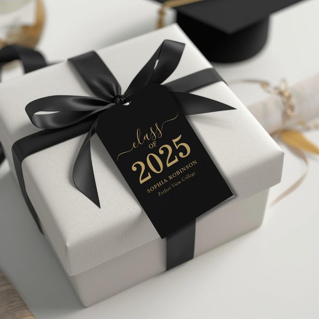 Étiquettes-cadeau Diplômé de la promotion 2025 Black Gold Script  (Créateur téléchargé)