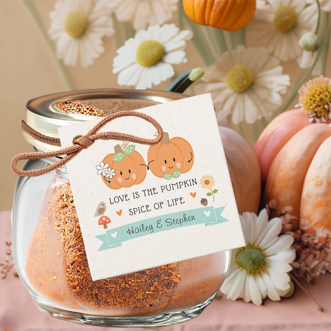 Étiquettes Cadeau Douce Baby Shower et Mariage de Citrouilles Couple (Add charm with these Love is the pumpkin spice of life bridal shower and wedding gift favor tags)