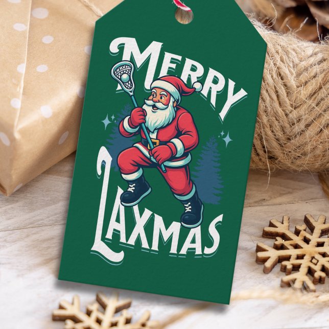 Étiquettes-cadeau Drôle de Laxmas de Noël vert joyeux (“Merry Laxmas” green gift tag featuring Santa holding a lacrosse stick on a holiday background.)