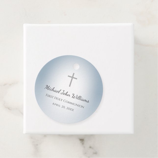 Étiquettes Cadeau Dusty Bleu Simple Croix Garçons Première Sainte Co (En situation)