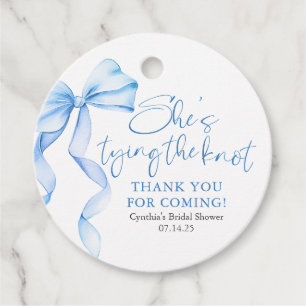 Étiquettes Cadeau Dusty Blue Bow She's Tying the Knot Fête des marié