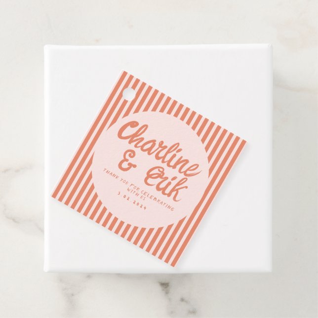 Étiquettes Cadeau Écriture manuscrite à rayures rouges Merci Mariage (En situation)