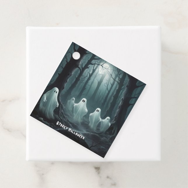 Étiquettes Cadeau Eerie Ghosts flottant à travers une forêt hantée (En situation)