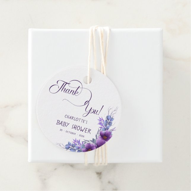 Étiquettes Cadeau Elégant Baby shower de fleurs violettes aquarelle (En situation)