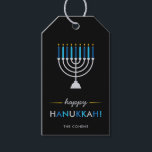 Étiquettes-cadeau Elégant Happy Hanoukka Black avec Menorah Argent<br><div class="desc">Ces étiquettes cadeaux Hanoukka modernes et élégantes présentent une Menorah argentée avec des bougies bleues et turquoise et des flammes d'or jaune sur un arrière - plan noir.</div>