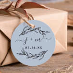 Étiquettes Cadeau Elegant Laurel Feuille Script Initiales Mariage<br><div class="desc">Dusty blue faveur tag avec feuilles de laurier,  initiales de script et date moderne.</div>