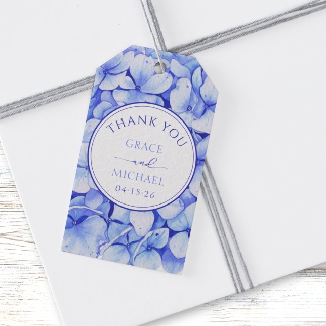 Étiquettes-cadeau Élégant Mariage à fleurs bleu Hydrangea (Elegant blue hydrangea wedding favor tags, personalized with names and date for a classic aesthetic.)