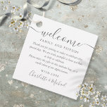 Étiquettes Cadeau Élégant Mariage de script Bienvenue Panier cadeau<br><div class="desc">Avec des noms de style signature,  cette élégante étiquette grise et blanche peut être personnalisée avec vos informations de remerciement spécial en lettres grises chic. Conçu par Thisisnotme©</div>