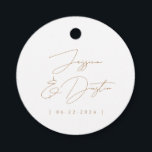 Étiquettes Cadeau Elégant minimaliste Noms Date Gold Script Mariage<br><div class="desc">Autocollants personnalisés et simplement élégants avec noms et date dans des polices élégantes.</div>