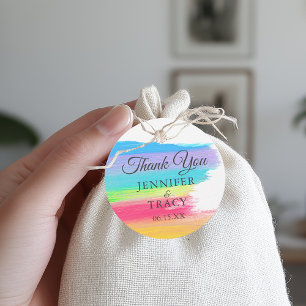 Étiquettes Cadeau Elégant Monogramme arc-en-ciel LGBTQ Mariage Merci