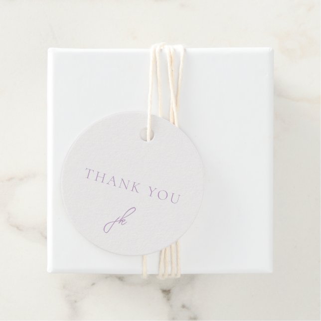 Étiquettes Cadeau Élégant monogramme de mariage en écriture lilas (En situation)