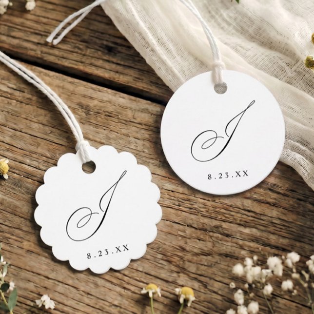 Étiquettes Cadeau Élégant monogramme initial J en calligraphie pour  (Elegant round and scalloped wedding favor tags with calligraphy monogram initial J.)