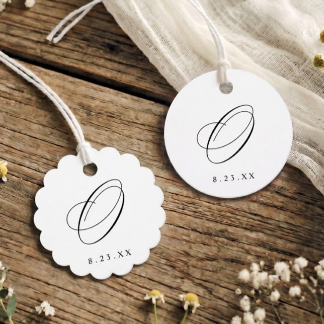 Étiquettes Cadeau Élégant Monogramme Initiale O Calligraphie Mariage (Elegant round and scalloped wedding favor tags with calligraphy monogram initial O.)