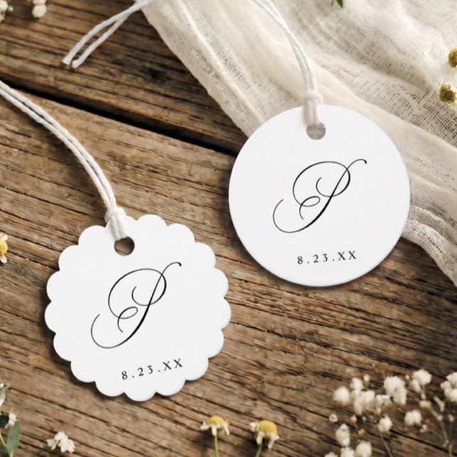 Étiquettes Cadeau Élégant Monogramme Initiale P Mariage Calligraphie (Elegant round and scalloped wedding favor tags with calligraphy monogram initial P.)
