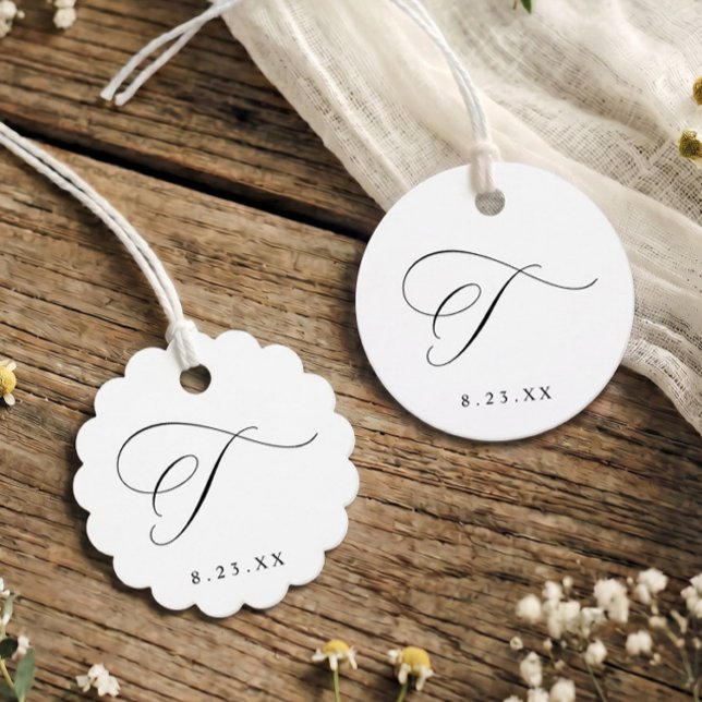 Étiquettes Cadeau Élégant Monogramme Initiale T Mariage Calligraphié (Elegant round and scalloped wedding favor tags with calligraphy monogram initial T.)