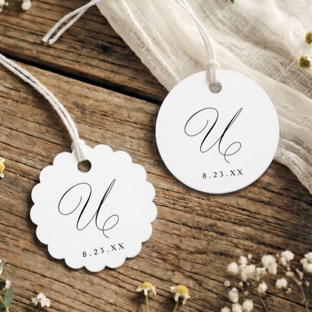 Étiquettes Cadeau Élégant Monogramme Initiale U Mariage Calligraphié (Elegant round and scalloped wedding favor tags with calligraphy monogram initial U.)