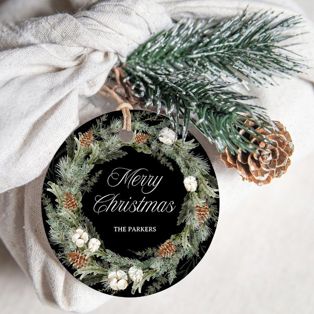 Étiquettes Cadeau Elégant pin et verdure noir | Joyeux Noël (An elegant Christmas gift tag with a pine wreath and greenery)